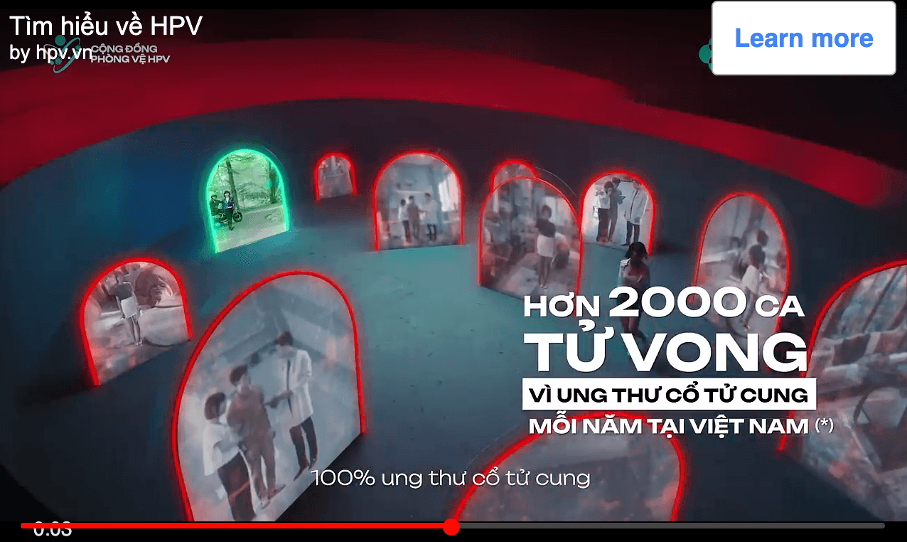 Quảng cáo video chạy trong luồng nội dung, có tiêu đề kênh ở góc trên, lớp kêu gọi hành động và thanh tiến trình phát