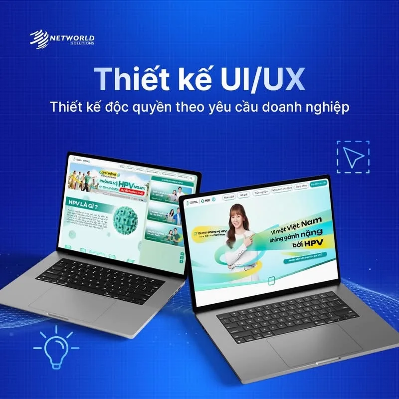 Ảnh sản phẩm thiết kế UI/UX: hai laptop đặt cạnh nhau, mỗi máy hiển thị một giao diện website đã bàn giao cho khách hàng